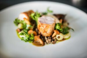 Dobra kuchnia w centrum Szczecina. Co warto zamówić w restauracji w Hotelu Dana?